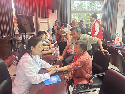 安徽省教科文衛(wèi)體工會組織勞模專家團隊赴學校幫扶村開展送醫(yī)送藥義診與社會經(jīng)濟咨詢服務活動